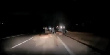 Kazayı fark ettirmek için yola saman balyası koyarken otomobil çarptı