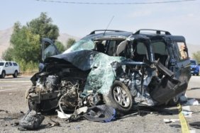 Van'da 2 araç çarpıştı: 2 ölü