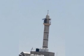 İşgalci İsrail ordusu, Batı Şeria'da bir caminin minaresine İsrail bayrağı çekti