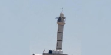 İşgalci İsrail ordusu, Batı Şeria'da bir caminin minaresine İsrail bayrağı çekti
