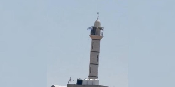 İşgalci İsrail ordusu, Batı Şeria'da bir caminin minaresine İsrail bayrağı çekti