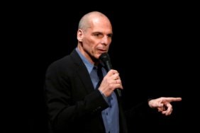 Varufakis, Atina'nın İsrail'le imzaladığı savunma paktını 'utanç verici' olarak nitelendirdi