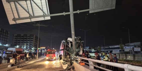 Seyhan'daki Otobüs Kazasında 11 Kişi Yaralandı