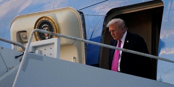 Air Force One'da Kaydırağın Aniden Açılması Gerilime Yolaçtı 8 Air Force One'da Kaydırağın Aniden Açılması Gerilime Yolaçtı
