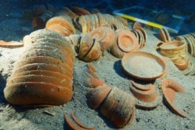 Akdeniz'in derinliklerinden 2 bin 100 yıllık sofra takımı çıkarıldı