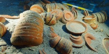 Akdeniz'in derinliklerinden 2 bin 100 yıllık sofra takımı çıkarıldı