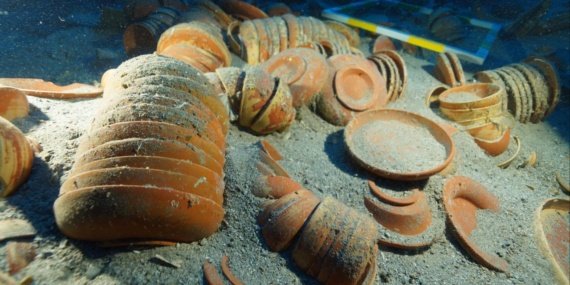 Akdeniz'in derinliklerinden 2 bin 100 yıllık sofra takımı çıkarıldı