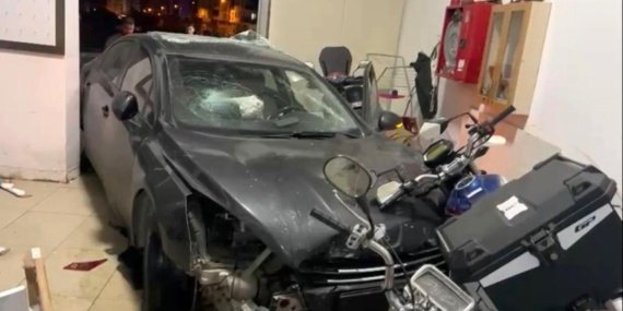 Mersin'de kontrolden çıkan araç galeriye daldı