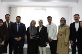 Bakan Göktaş, evlilik desteği alan Çetinkaya çiftinin ilk misafiri oldu