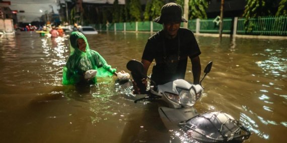 Tayland'ın başkenti Bangkok'ta etkili olan seller nedeniyle binlerce kişi tahliye edildi