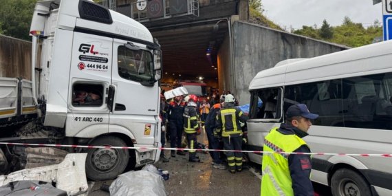 Bartın'da feci kaza: Tır ile minibüsün çarpışması sonucu 12 kişi etkilendi