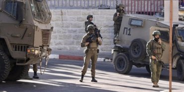 İşgalci İsrail güçleri, Batı Şeria'daki bir camide ibadet eden cemaate ses bombası fırlattı