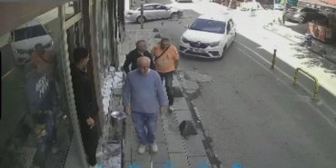 Bayrampaşa'da zincirleme çarpışma: Savrulan araç yayalara daldı, 5 kişi yaralandı 14 Bayrampaşa'da zincirleme çarpışma: Savrulan araç yayalara daldı, 5 kişi yaralandı