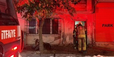 Bayrampaşa'da terk edilmiş binadaki alevler komşu apartmana yayıldı