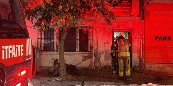 Bayrampaşa'da terk edilmiş binadaki alevler komşu apartmana yayıldı