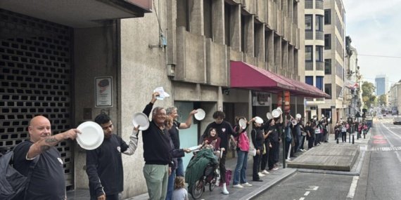 Brüksel'de artan gıda krizine karşı 'boş tabak' eylemi 10 Brüksel'de artan gıda krizine karşı 'boş tabak' eylemi