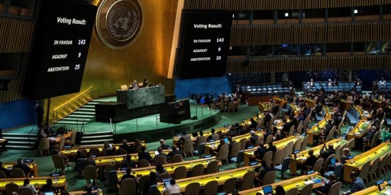 BM Afrika'nın gerçek boyutunu gösteren yeni dünya haritasını oyluyor