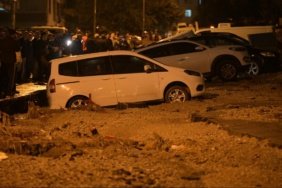 Keçiören'de yağışlı havalarda yol çöktü, 20 araç zarar gördü