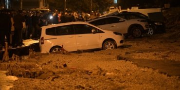 Keçiören'de yağışlı havalarda yol çöktü, 20 araç zarar gördü
