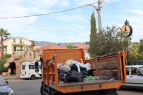 Marmaris'te yalnız yaşayan yaşlı kadının evinden kamyon dolusu atık toplandı