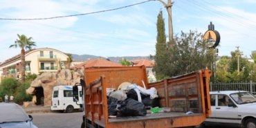 Marmaris'te yalnız yaşayan yaşlı kadının evinden kamyon dolusu atık toplandı 14 Marmaris'te yalnız yaşayan yaşlı kadının evinden kamyon dolusu atık toplandı
