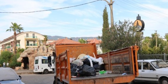 Marmaris'te yalnız yaşayan yaşlı kadının evinden kamyon dolusu atık toplandı 9 Marmaris'te yalnız yaşayan yaşlı kadının evinden kamyon dolusu atık toplandı