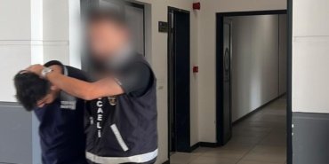 Kocaeli'de Kombi Tamircisi Kılığına Giren Dolandırıcı: 12 Kişiden 300 Bin Lira Topladı 16 Kocaeli'de Kombi Tamircisi Kılığına Giren Dolandırıcı: 12 Kişiden 300 Bin Lira Topladı