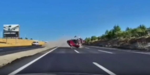 Elmadağ'da şerit ihlali yapan araç iki otomobili vurdu: 1 can kaybı, 7 yaralı 11 Elmadağ'da şerit ihlali yapan araç iki otomobili vurdu: 1 can kaybı, 7 yaralı