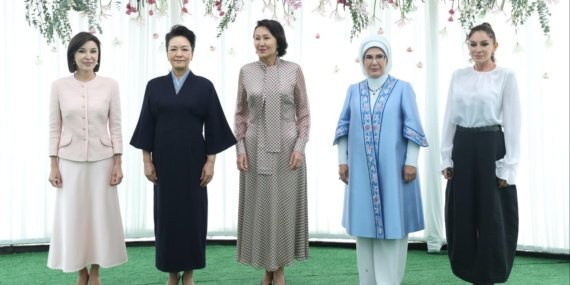 Emine Erdoğan, Kırgızistan'da Lider Eşleriyle Kültürel Etkinlikte Bir Araya Geldi 7 Emine Erdoğan, Kırgızistan'da Lider Eşleriyle Kültürel Etkinlikte Bir Araya Geldi