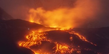Etna Yanardağı'nın kül püskürtmesi hava ulaşımını olumsuz etkilemeye devam ediyor