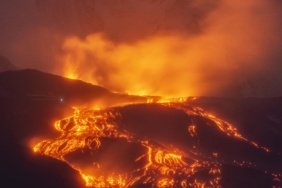 Etna Yanardağı'ndan yükselen kül bulutu Sicilya'daki havayolu trafiğini kilitledi
