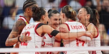 A Milli Kadın Voleybol Takımı finali garanti etti 13 A Milli Kadın Voleybol Takımı finali garanti etti