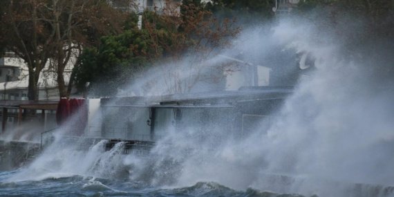 Marmara'da şiddetli poyraz deniz trafiğini felç etti 8 Marmara'da şiddetli poyraz deniz trafiğini felç etti