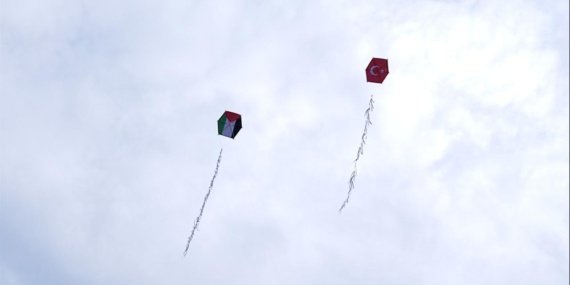 Gazze'deki çocuklar için İstanbul Boğazı'nda uçurtma festivali