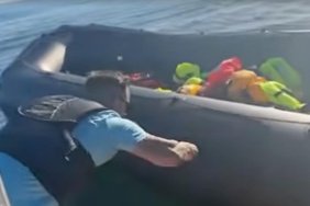 Manş Denizi'nde göçmen botunu bıçakla kesen aşırı sağcı aktivist tepki çekti 1 Manş Denizi'nde göçmen botunu bıçakla kesen aşırı sağcı aktivist tepki çekti