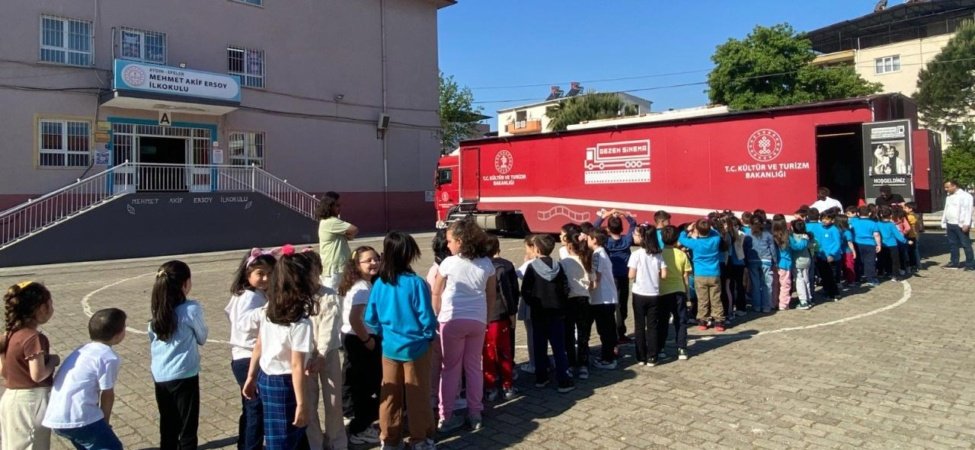 Gezen Sinema Projesi 8 Yılda 81 İli Kapsayarak 1,5 Milyon Çocuğa Ulaştı 7 Gezen Sinema Projesi 8 Yılda 81 İli Kapsayarak 1,5 Milyon Çocuğa Ulaştı