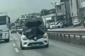 Bursa'da seyir halindeki araçta yapılan tamirat şok etkisi yarattı