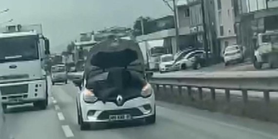 Bursa'da seyir halindeki araçta yapılan tamirat şok etkisi yarattı