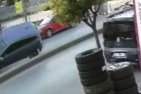 Güngören'de otomobilin takla atma anı kameraya yansıdı
