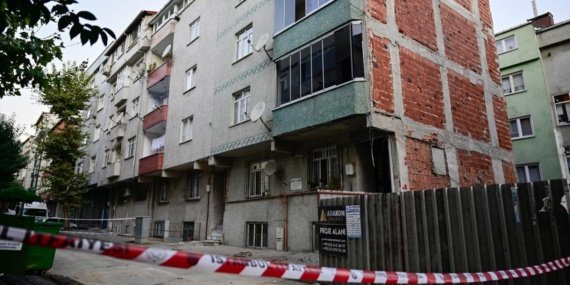 Sultangazi'de Hasarlı İki Bina Boşaltıldı 9 Sultangazi'de Hasarlı İki Bina Boşaltıldı