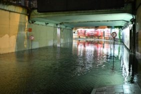 İstanbul'u Vuran Fırtına: Yollar Su Altında, Zeyrek'te Yol Çöktü 4 İstanbul'u Vuran Fırtına: Yollar Su Altında, Zeyrek'te Yol Çöktü