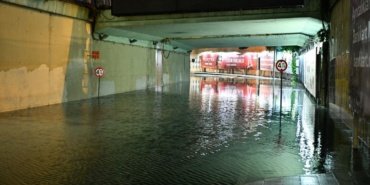 İstanbul'u Vuran Fırtına: Yollar Su Altında, Zeyrek'te Yol Çöktü 12 İstanbul'u Vuran Fırtına: Yollar Su Altında, Zeyrek'te Yol Çöktü