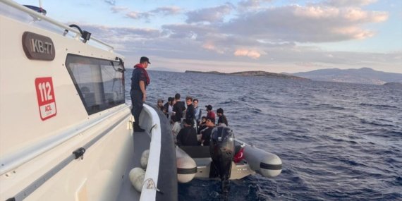 Aliağa açıklarında 19 göçmen kıyıya alındı