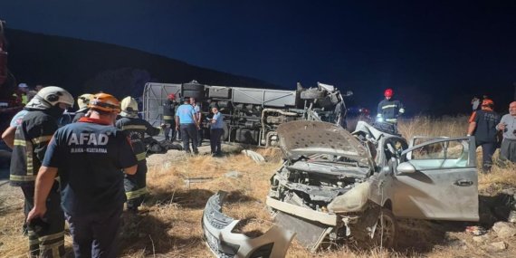 Gaziantep'te feci kaza: Midibüs-otomobil çarpışmasında 7 can kaybı, 16 yaralı 7 Gaziantep'te feci kaza: Midibüs-otomobil çarpışmasında 7 can kaybı, 16 yaralı
