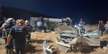 Gaziantep'te feci trafik kazası: Midibüs otomobille çarpıştı, 7 can kaybı 12 Gaziantep'te feci trafik kazası: Midibüs otomobille çarpıştı, 7 can kaybı
