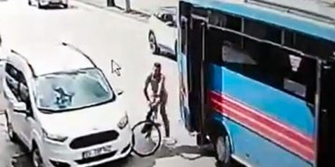 Adana'da otobüsün açık kapısı bisikletliye çarptı, sürücü olay yerinden uzaklaştı 12 Adana'da otobüsün açık kapısı bisikletliye çarptı, sürücü olay yerinden uzaklaştı