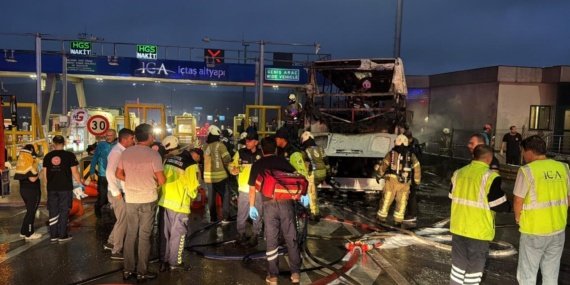İstanbul'da yolcu otobüsü bariyerlere çarptı: 2 ölü 8 İstanbul'da yolcu otobüsü bariyerlere çarptı: 2 ölü