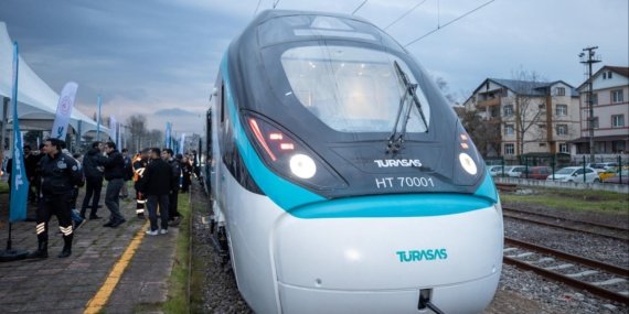 Türkiye'nin yerli elektrikli hızlı treni 250 km/s hıza ulaşarak yeni rekora imza attı