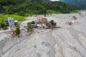 Nepal'de 9 gün boyunca tünelde mahsur kalan 2 işçi sağ salim çıkarıldı 1 Nepal'de 9 gün boyunca tünelde mahsur kalan 2 işçi sağ salim çıkarıldı