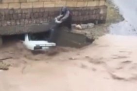 Ürgüp'te sağanak sonrası sel baskını: Otomobil köprüye takıldı 2 Ürgüp'te sağanak sonrası sel baskını: Otomobil köprüye takıldı